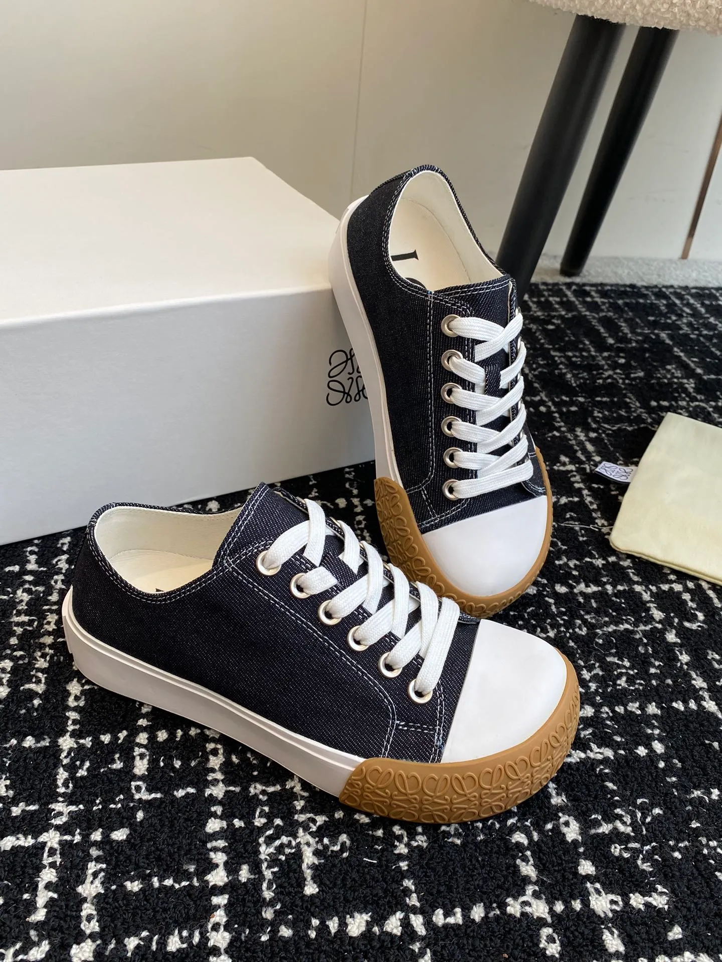 👟👟Ex-factory price 560👟👟 LOEWE 24ss new autumn and winter Terra Vulca lace-up sports shoes, large-toe vulcanized shoes, with vulcanized rubber soles and asymmetrical thick toes, wide last style, decorated with LOEWE logo label on the quarter *Anagram embossed outsole and upper high ZP customization, original material, imported canvas, outsole: ZP mold custom vulcanized outsole Insole: ZP customized insole Size: #35-41 (40 41 customized, non-returnable)